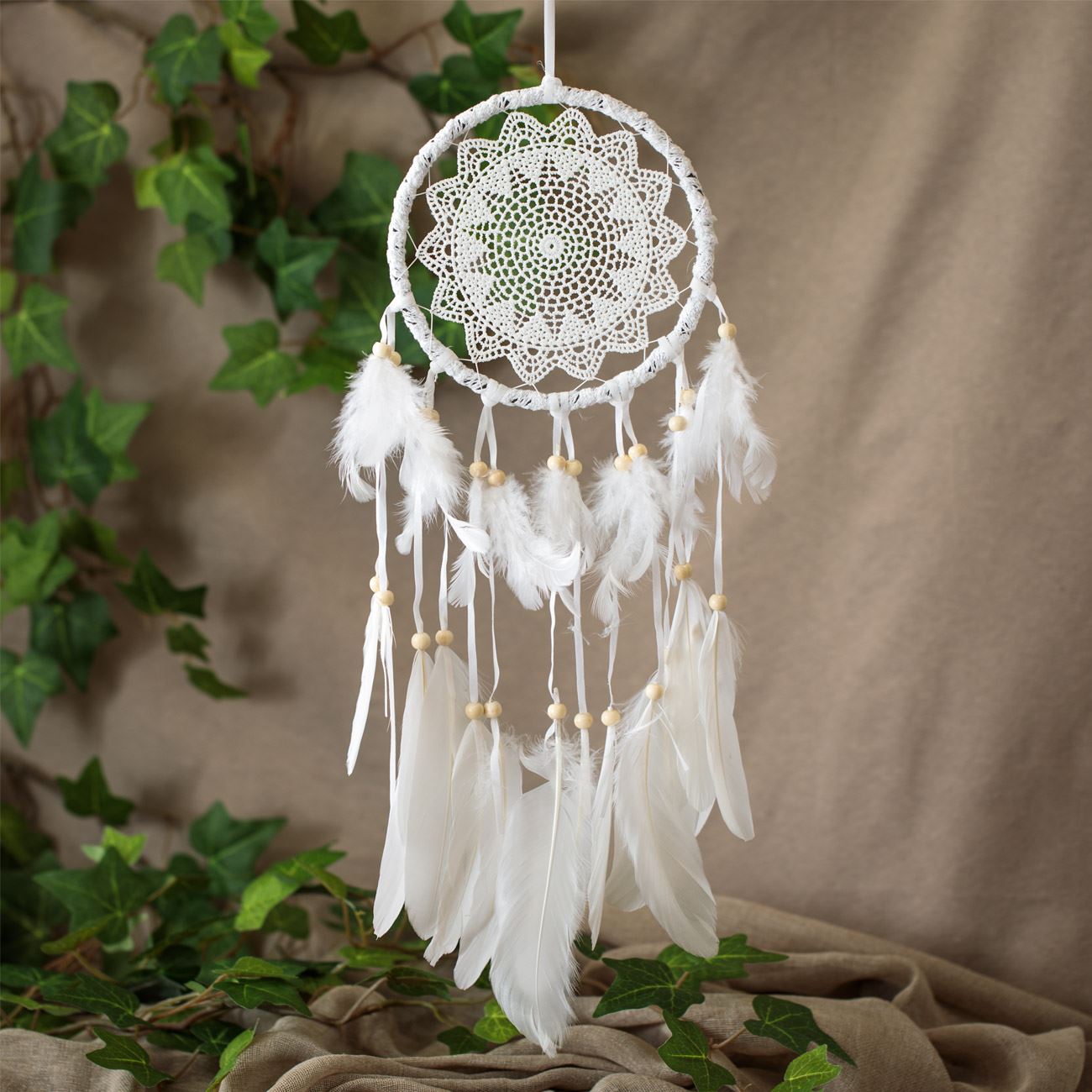 Fehér dekoratív álomfogó talizmán csipkével és fagyöngyökkel, 16x47cm