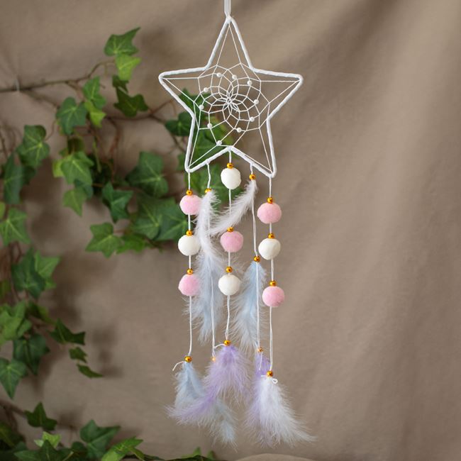Talizmán álomfogó dekoratív fehér csillag pompon rózsaszín gyöngyökkel és tollakkal 20x55cm