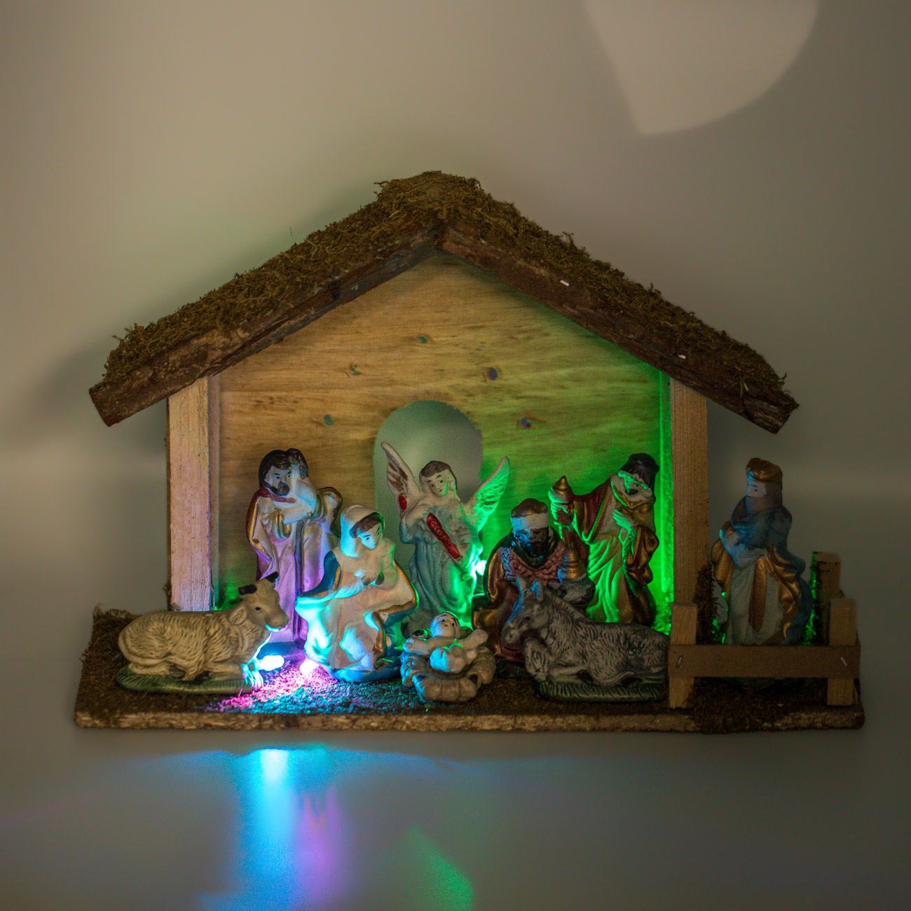 Karácsonyi jászol, Betlehem 5 LED izzóval 31x12.5x20cm & 9 figura