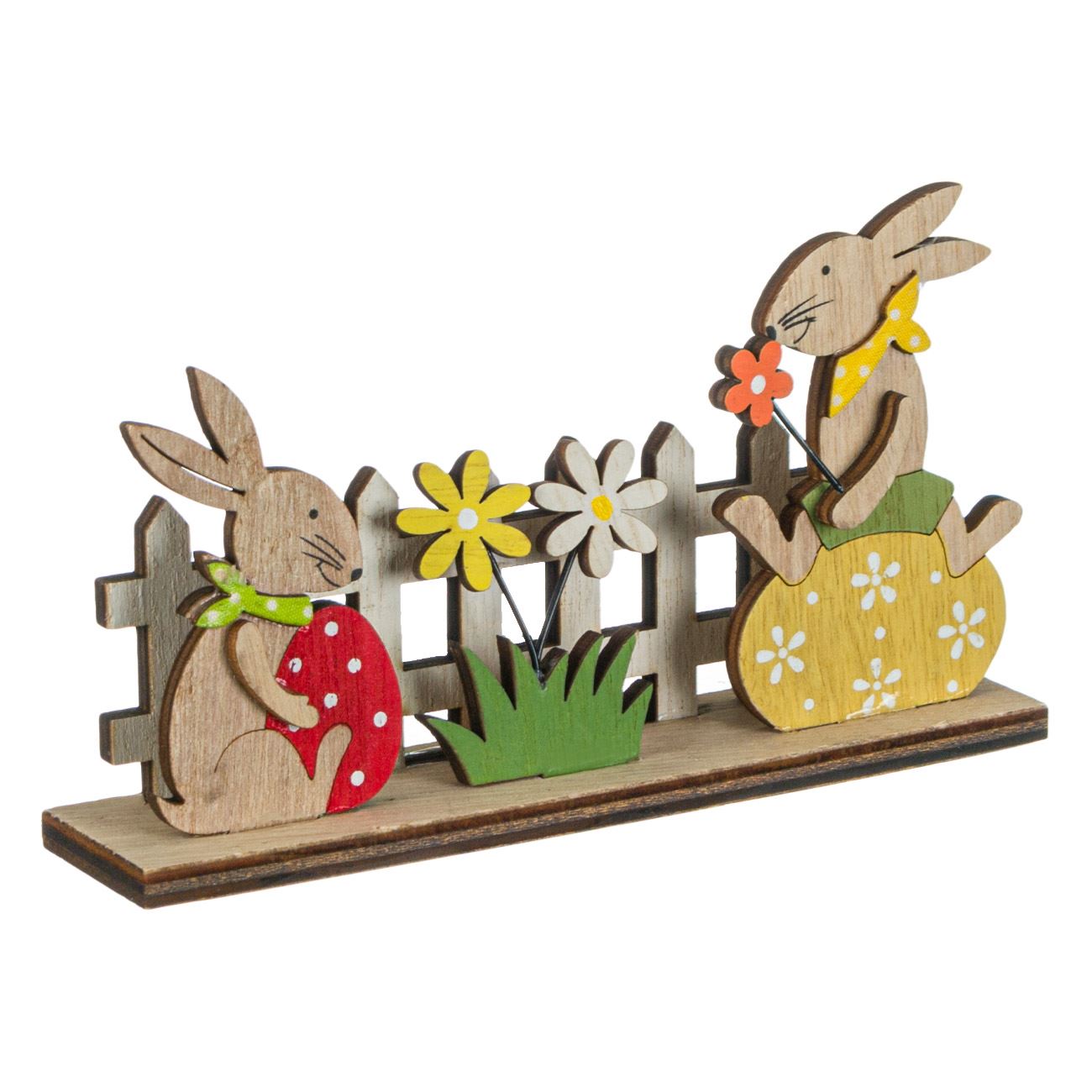 Húsvéti dekoráció színes nyuszik a kerítésnél